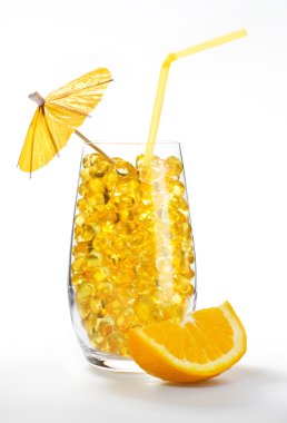Sağlıklı vitamin kokteyl: sarı yağı hapları yarı saydam cam