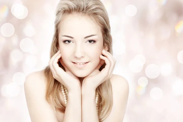 Vacker leende ung kvinna. porträtt över abstrakt bakgrund — Stockfoto