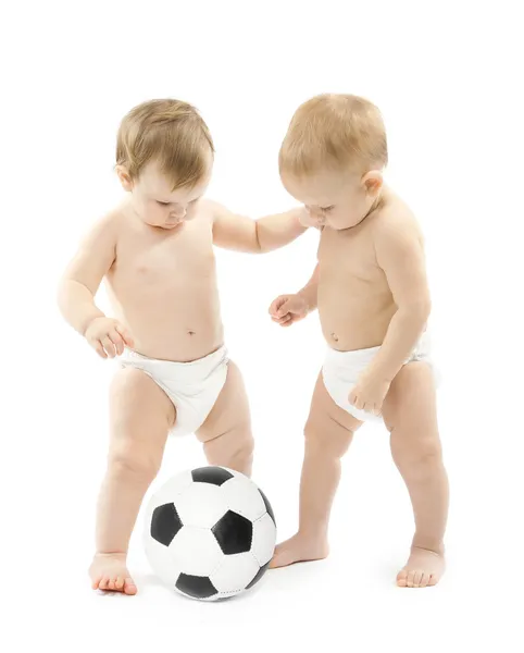 Два ребенка играют в футбол — стоковое фото