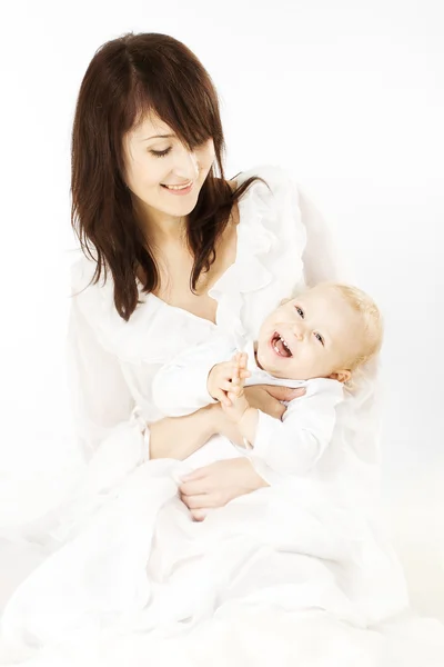 Счастливая мать держит улыбающегося ребенка — стоковое фото