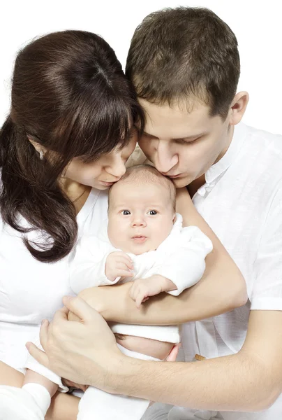 Föräldrar kyssas nyfött barn över vit bakgrund. familj älskar — Stockfoto