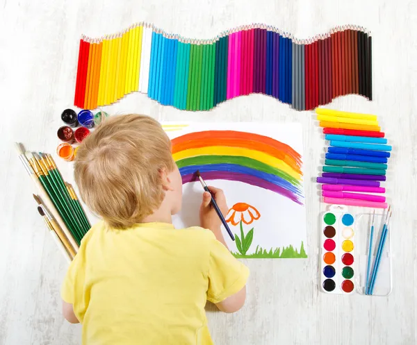 Εικόνα του παιδιού ζωγραφική με το πινέλο σε άλμπουμ με πολλή painti — Φωτογραφία Αρχείου