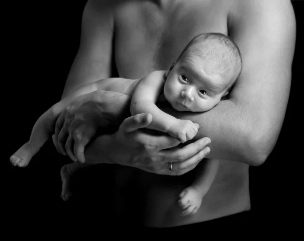 生まれたばかりの赤ちゃんの手に横たわって親 ha の父の指を保持 — ストック写真