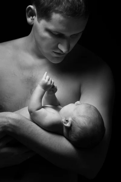 Father looking at newborn baby lying down on parent hand. Close — Stock Photo, Image