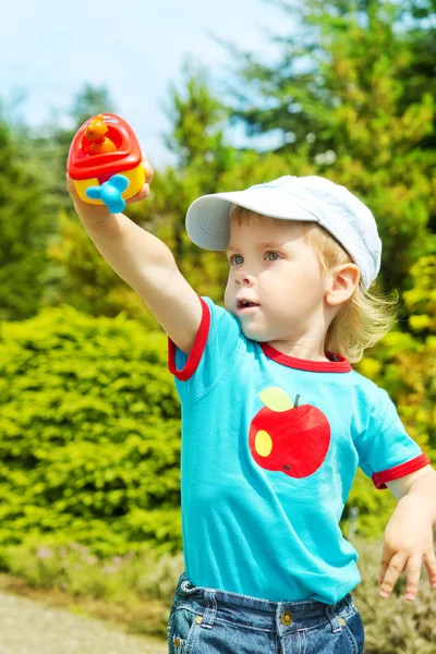 Küçük çocuk oyuncak uçak ile açık havada oynuyor — Stok fotoğraf