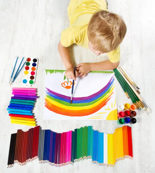 Εικόνα του παιδιού ζωγραφική με το πινέλο σε άλμπουμ με πολλή painti — Φωτογραφία Αρχείου