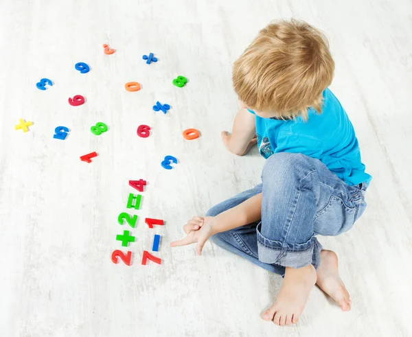 Child solve the mathematics example. Looking for answer. — Stock Photo, Image