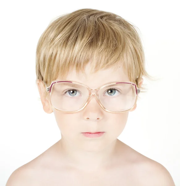 Niño con gafas graduadas. Primer plano retrato —  Fotos de Stock