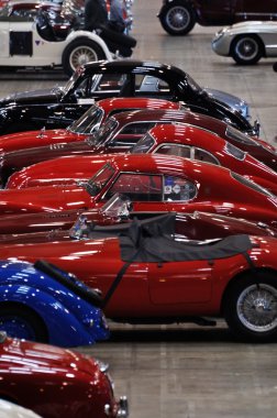 Kırmızı Porsche ve diğer tarihi, kıdemli ve klasik arabalar