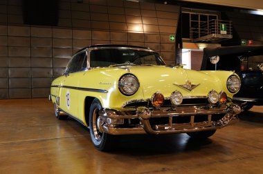 Yellow Lincoln Capri veteran car clipart