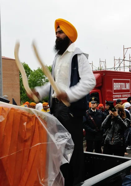 Sikh bubeník baisakhi festivalu 2012 v brescia — Stock fotografie