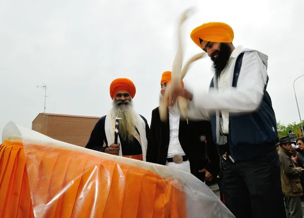 Sikh bubeník baisakhi festivalu 2012 v brescia — Stock fotografie