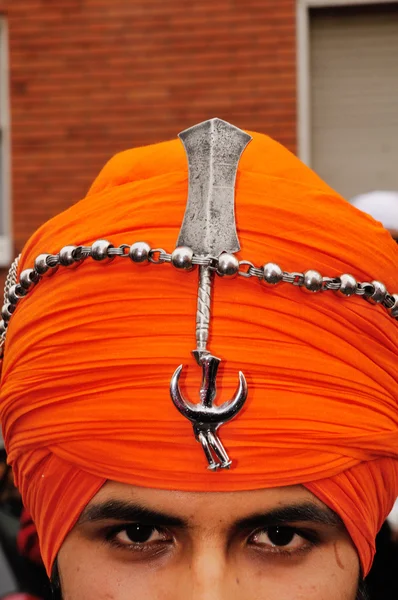 Dettaglio dei cartelli Sikh sul turbante del devoto al Baisakhi festival 2012 a Brescia — Foto Stock