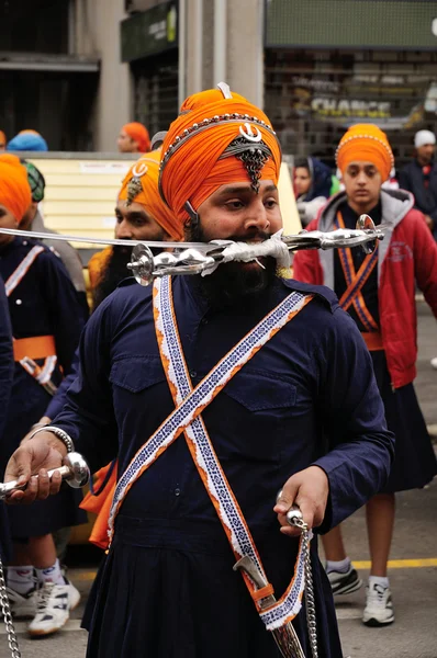Sikh ctitel se připravuje na vystoupení na festivalu baisakhi 2012 v brescia — Stock fotografie
