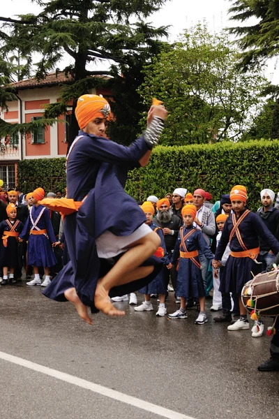 Sikh devoto esibendosi al 2012 Baisakhi festival di Brescia — Foto Stock