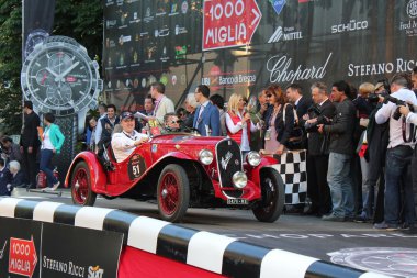 Kırmızı 1934 fiat 508s balilla 2012 1000 miglia başında