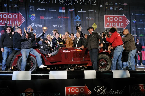 Scalise и Claramunt выиграют гонку на винтажные автомобили Miglia 2012 года. — стоковое фото