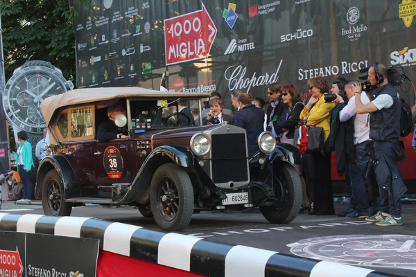 茶色フィアット 2012年 1000年ミリアのスタートで 1928 年に建てられた 520 — ストック写真