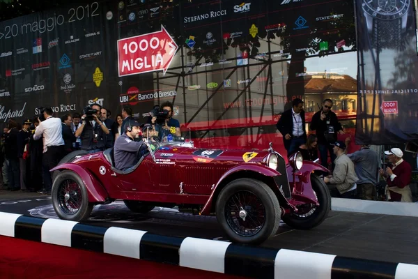 Scalise and Claramunt start the 2012 edition of 1000 Miglia vintage car race they will win — Stock Photo, Image