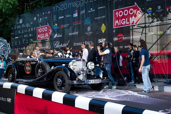 黑色 1935年奔驰 500 k 在 2012年 1000年赛事开始 — 图库照片