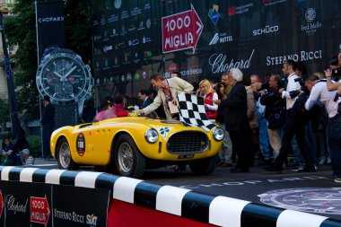 1952 ferrari 225 ihracat 2012 1000 miglia başında sarı