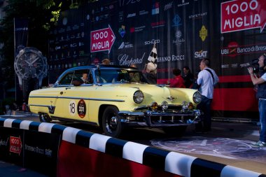 2012 1000 miglia başında sarı 1953 lincoln capri