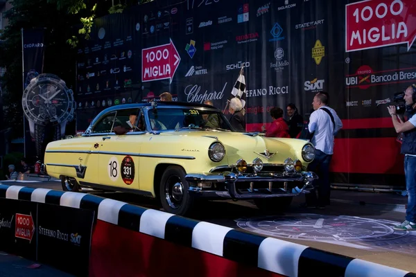 Yellow 1953 Lincoln Capri at the start of 2012 1000 Miglia — Stock Photo, Image
