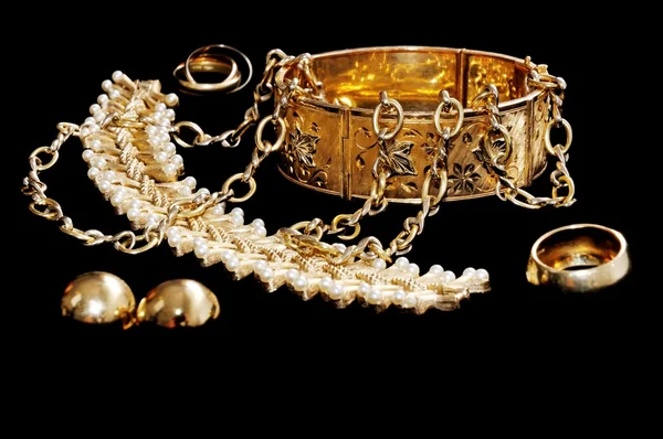Χρυσά κοσμήματα που απομονώνονται σε μαύρο — Φωτογραφία Αρχείου