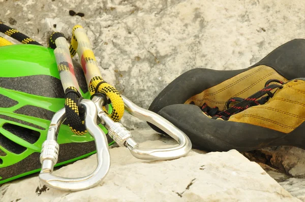 Detail van klimmen helm, karabijnhaak en schoenen — Stockfoto