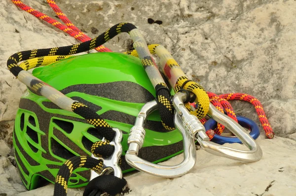 Climbing helmet and carabiner — Stockfoto