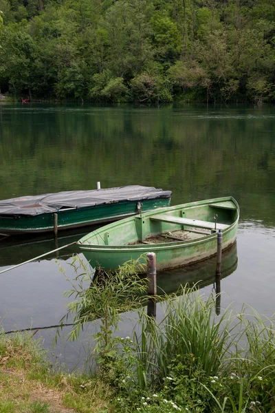 Човни на березі річки Адда — стокове фото