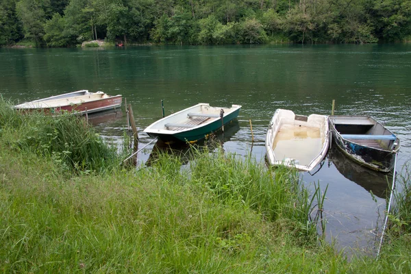 Човни на березі річки Адда — стокове фото