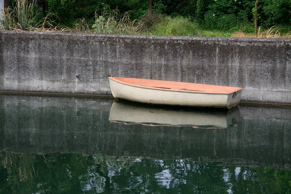 Boot auf dem Fluss — Stockfoto