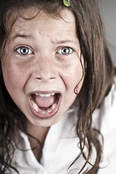 Barn skriker på kamera — Stockfoto