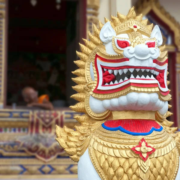 Thai temple lion — Stockfoto
