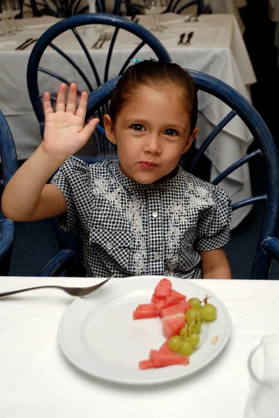 Kind aan restaurant tafel — Stockfoto