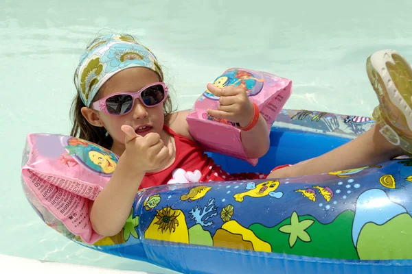 Child in pool relaxing — Stock Photo, Image
