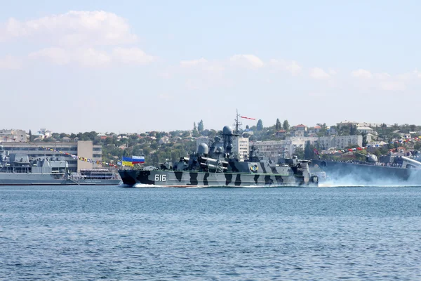 车队天的乌克兰和俄罗斯海军在塞瓦斯托波尔 乌克兰 2012 — 图库照片