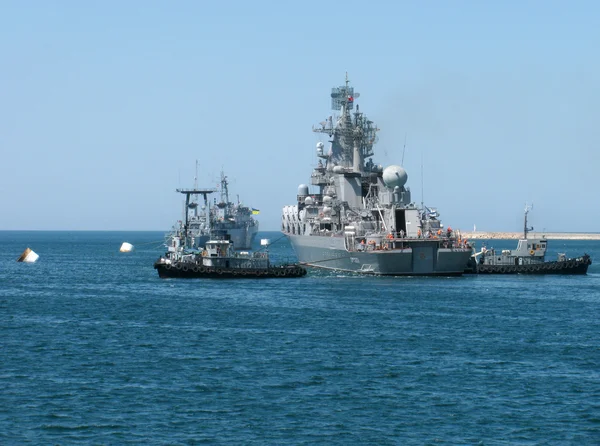 塞瓦斯托波尔 乌克兰 2012 制导导弹巡洋舰帮助车队天的乌克兰和俄罗斯海军的一天 — 图库照片