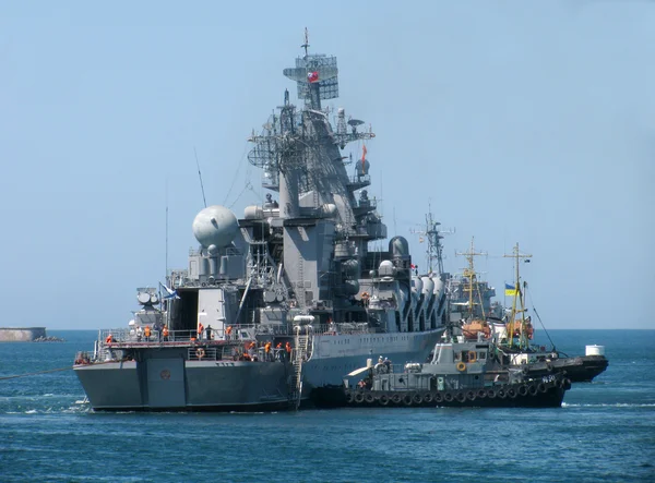 塞瓦斯托波尔 乌克兰 2012 制导导弹巡洋舰帮助车队天的乌克兰和俄罗斯海军的一天 — 图库照片