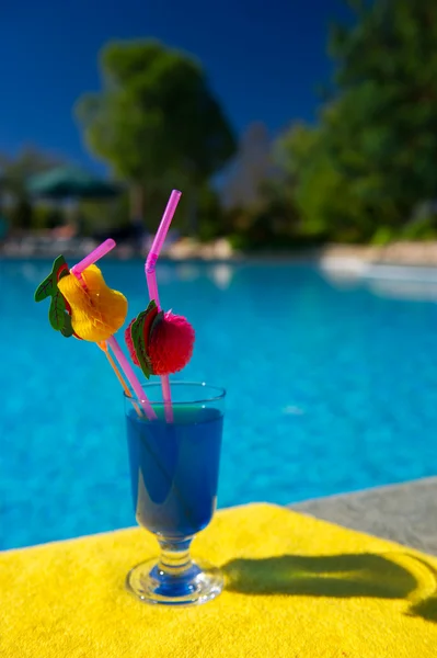 Cóctel azul en la piscina —  Fotos de Stock