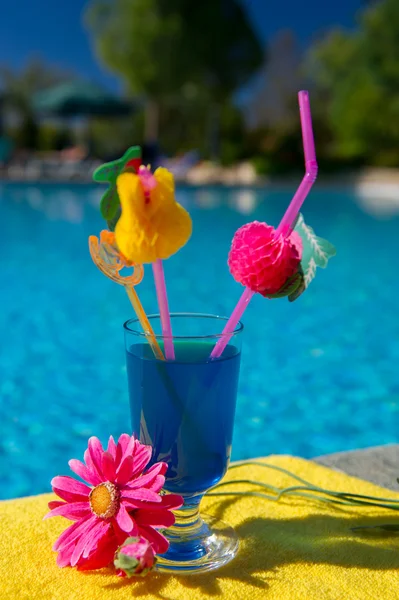 Modrý koktejl u bazénu — Stock fotografie