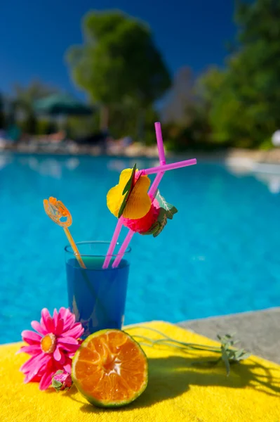 Blå cocktail vid poolen — Stockfoto