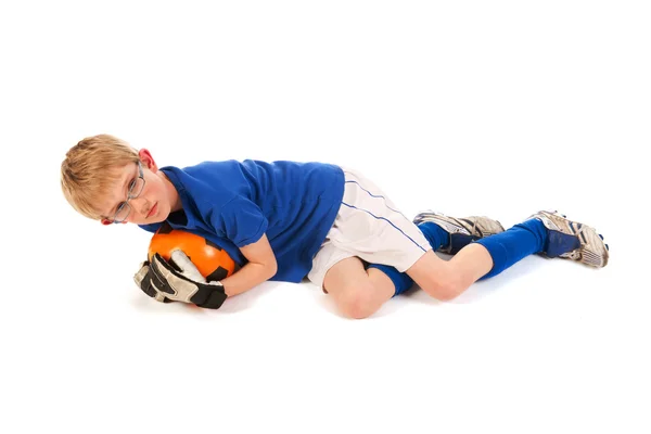 Mały chłopiec jako opiekun piłka nożna — Zdjęcie stockowe