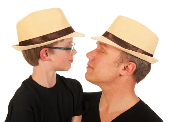Мужчина и ребенок в соломенных шляпах — стоковое фото