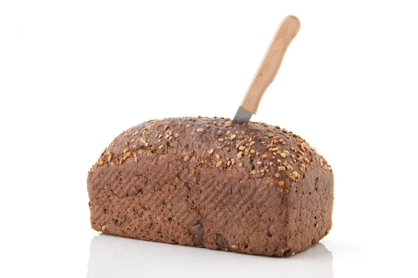 Здоровый коричневый хлеб с ножом — стоковое фото