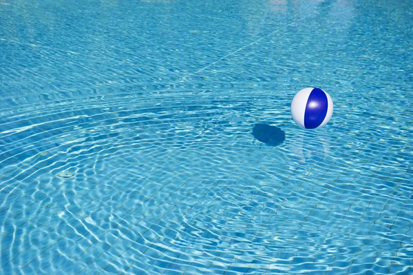 Pallone da spiaggia galleggiante — Foto Stock