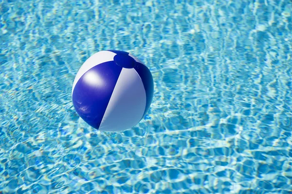Schwimmender Beachball — Stockfoto