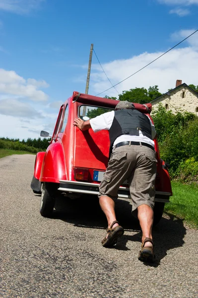 Hombre francés con coche roto —  Fotos de Stock
