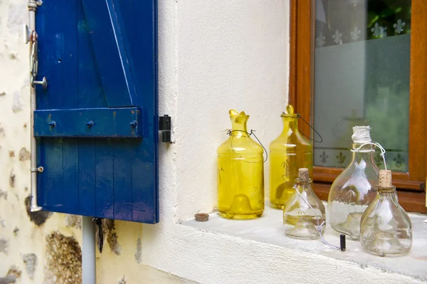 Старі скляні пляшки у вікні — стокове фото